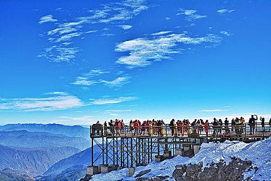 《第一狂战士：卡赞》新预告 激情大战美女Boss